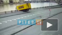 В центре Петербурга водитель погиб при падении фуры в Неву