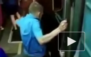 Видео из Москвы: Неадекват спрыгнул на рельсы в метро, бегал по путям и спрятался под поезд
