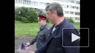 Бориса Немцова закидали яйцами и снова забрали в полицию