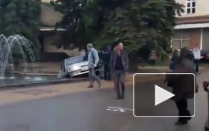 Жесткое видео из Воронежа: после ДТП с автобусом "ВАЗ" улетел в фонтан 