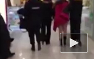Видео: голая челябинка разгуливала по торговому центру