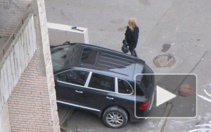 Блондинка из Петербурга, припарковавшая Porsche в подъезде, попала на видео