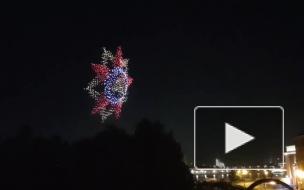 Две тысячи светящихся квадрокоптеров устроили шоу в ночном небе Петербурга