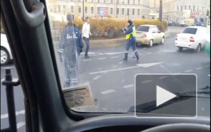 Очевидец снял на видео, как наркоман с ножом напал на полицейских на площади Восстания