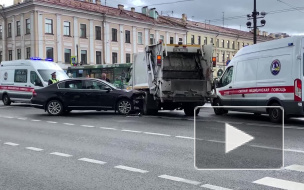 На Невском проспекте столкнулись легковушка и мусоровоз