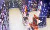 Хищение алкоголя стоимостью более 11 тысяч рублей из магазина на Комендантском попало на видео