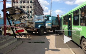 Мусоровоз проехался по людям на автобусной остановке в Нижнем Новгороде и задавил мальчика