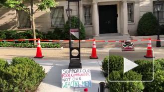 В США активисты поставили гильотину рядом с домом богатейшего человека в мире