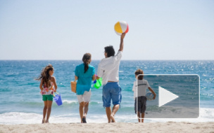 В День семьи, любви и верности петербуржцы ищут поздравления, чтобы порадовать близких, а в городе праздник