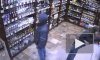 Видео: в Кирове пьяный мужчина украл из магазина алкоголь и продукты