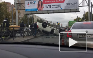 Видео: После массового ДТП на Пискаревском перевернулись две машины