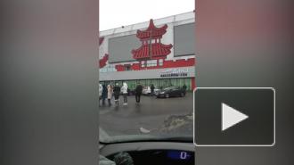 Посетителей ТЦ на Выборгском шоссе эвакуировали на улицу