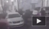 Видео:В центре Москвы десятки дворников устроили массовую драку на лопатах