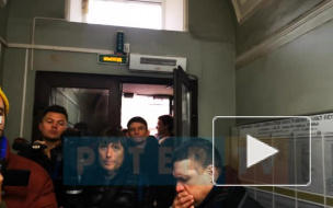 Возле здания суда, где рассмотрят дело доцента СПбГУ Соколова, выстроилась огромная очередь