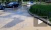 Видео: двор на улице Коммуны оказался в воде после прорыва трубы