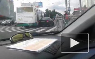 На проспекте Науки затор из-за врезавшейся в автобус легковушки