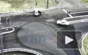 Видео: автомобиль снес дорожное ограждение в Красносельском районе