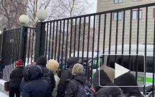 Навального доставили в суд, где продолжится рассмотрение его дела о клевете
