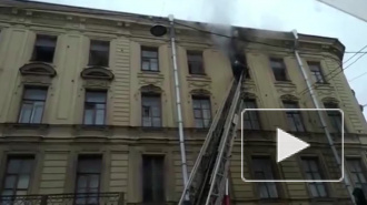 Появилось видео сильного пожара в доме около Мариинского театра