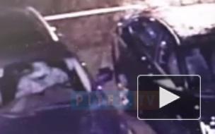 В Курортном районе неизвестный в белой куртке угнал чёрный "Инфинити"