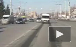 Опасные маневры Омской маршрутки возмутили интернет