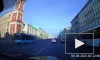 Видео: человек стоял на коленях посреди проезжей части на Невском проспекте