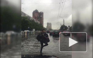 На севере Петербурга машины "плывут" по улицам