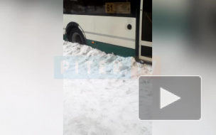Автобус застрял в снегу на улице Демьяна Бедного