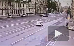 Видео: в центре Петербурга перевернулся легковой автомобиль