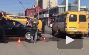 Жесткое видео из Астрахани: маршрутка с пассажирами перевернулась на бок