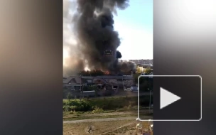 Крупный пожар на складе запчастей Красноярска локализовали