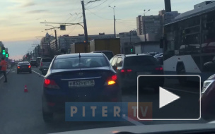 Видео: трамваи застряли в пробке на Просвещения из-за оборванных проводов 