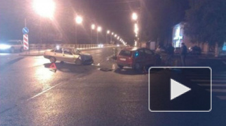 На проспекте Луначарского "Лада Приора" сильно ударила две припаркованные иномарки