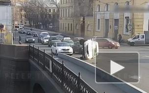 На мосту у Балтийского вокзала во время ДТП перевернулась легковушка