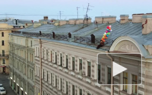 Видео: на крыше у БДТ появился продавец шаров