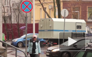 Лысый хулиган с пистолетом бегал за прохожими на Петроградке и скрылся от полиции