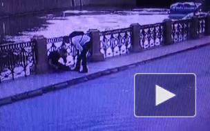 В центре Петербурга мужчине сломали руку и выбили зуб ради iPhone