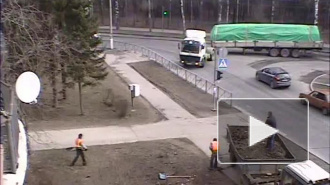 Фура потеряла огромный прицеп на Садовой