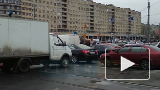 На пересечении Бухарестской и Славы сломался светофор, образовалась огромная пробка