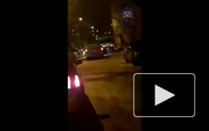 Видео: в Красноярске женщина-таксист отказалась пропустить скорую помощь во дворе