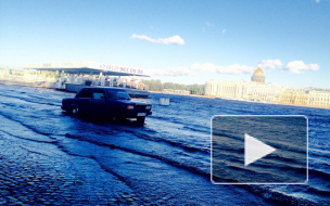 Вышедшая из берегов Нева затопила Университетскую набережную