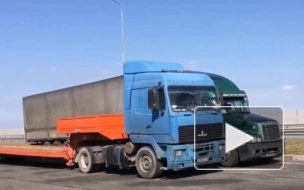 Сотрудники ГИБДД останавливают фуры, которые едут в сторону Крымского моста