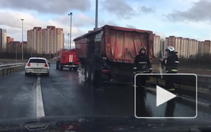 Видео: на юге КАД загорелся кузов грузовика