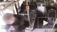 Появилось видео, как школьника зажало дверьми автобуса ...