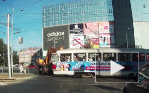 Ужасающее видео из Самары: экскаватор протаранил трамвай