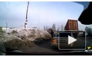 В Новосибирске на видео попало ДТП, где у фуры оторвался прицеп