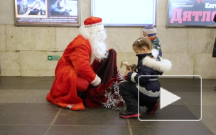 Дед Мороз спустился в метро и поздравил петербуржцев с Новым годом