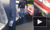 Видео: на Петергофском шоссе неадекват подрезал экскаватор, чтобы "попугать"