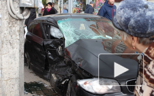 В Колпино столкнулись иномарки, пострадал пешеход