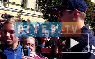 Гонщика "Формулы-1" Даниила Квята встретили в Петербурге